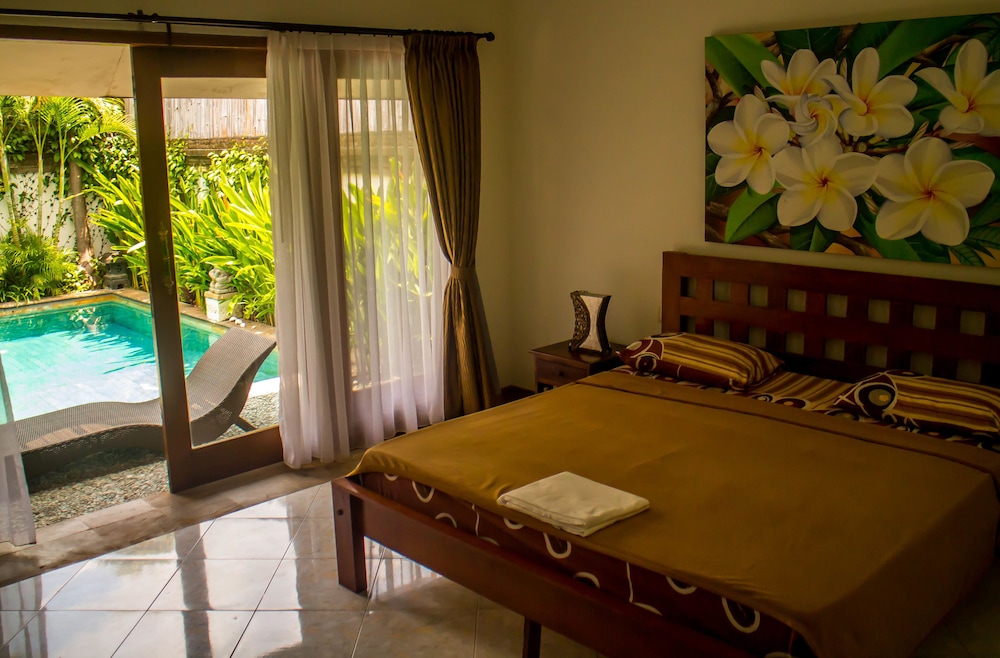 Comfort Room, 1 King Bed, Pool View