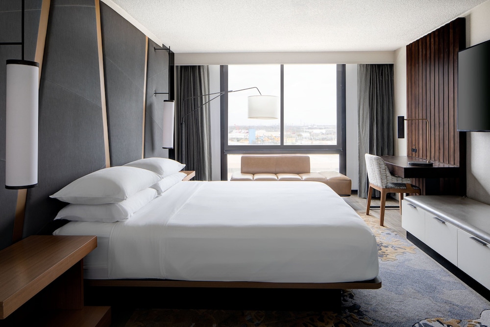 Studio Suite, 1 King Bed with Sofa bed (Mobility Accessible, Tub)