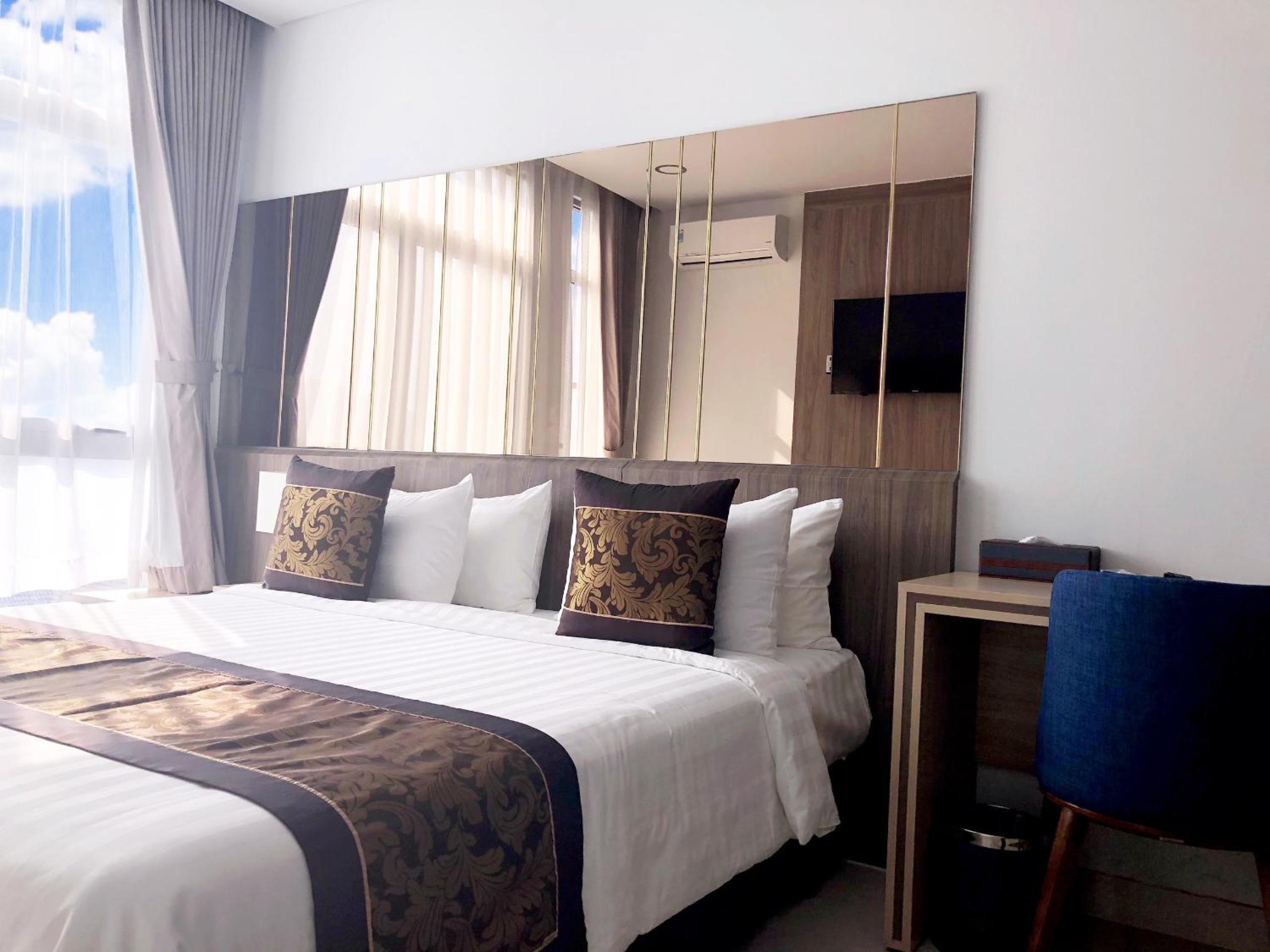 Deluxe Double Room with Landmark 81 view