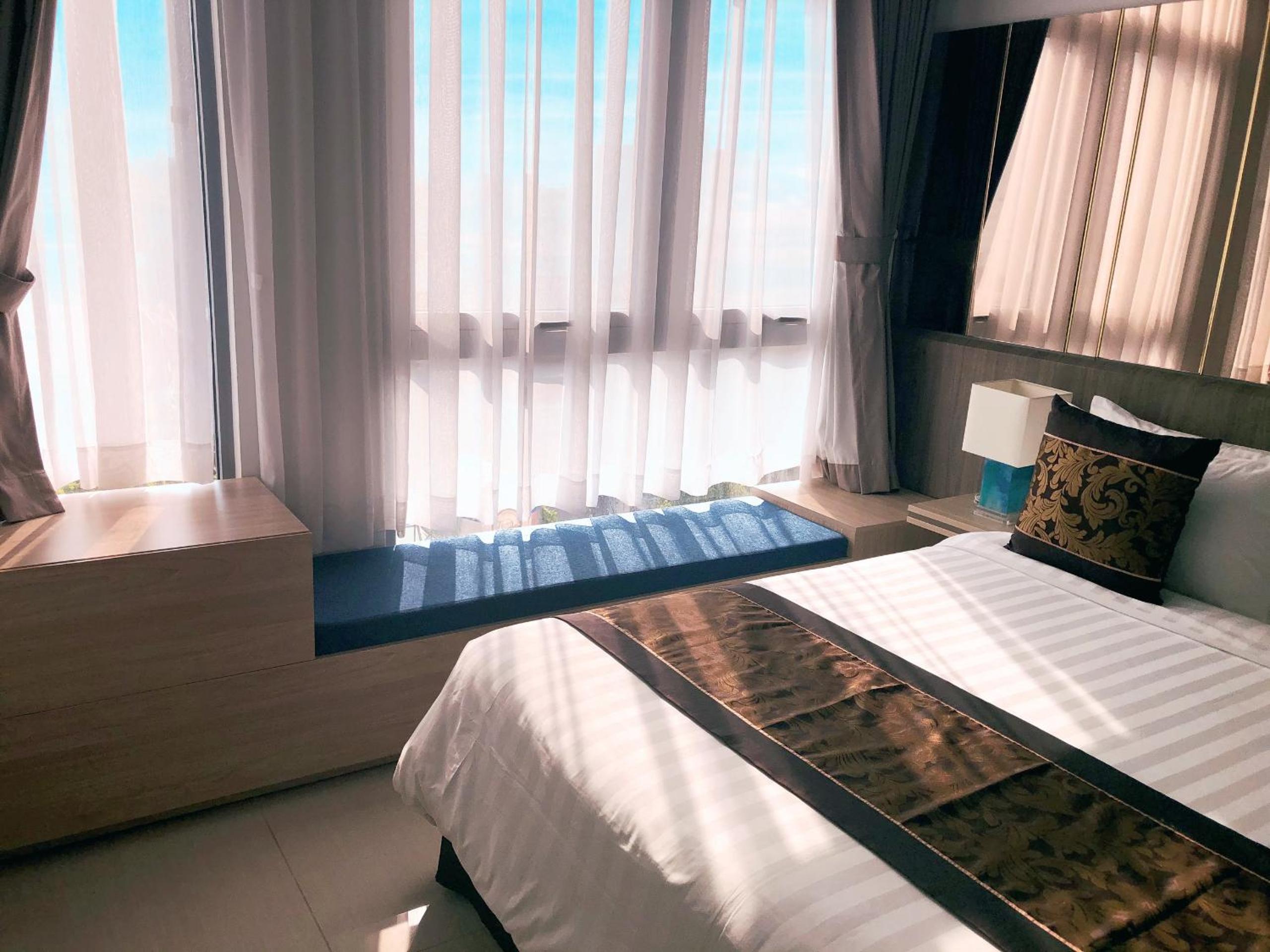 Family Suite with Balcony with Landmark 81 view