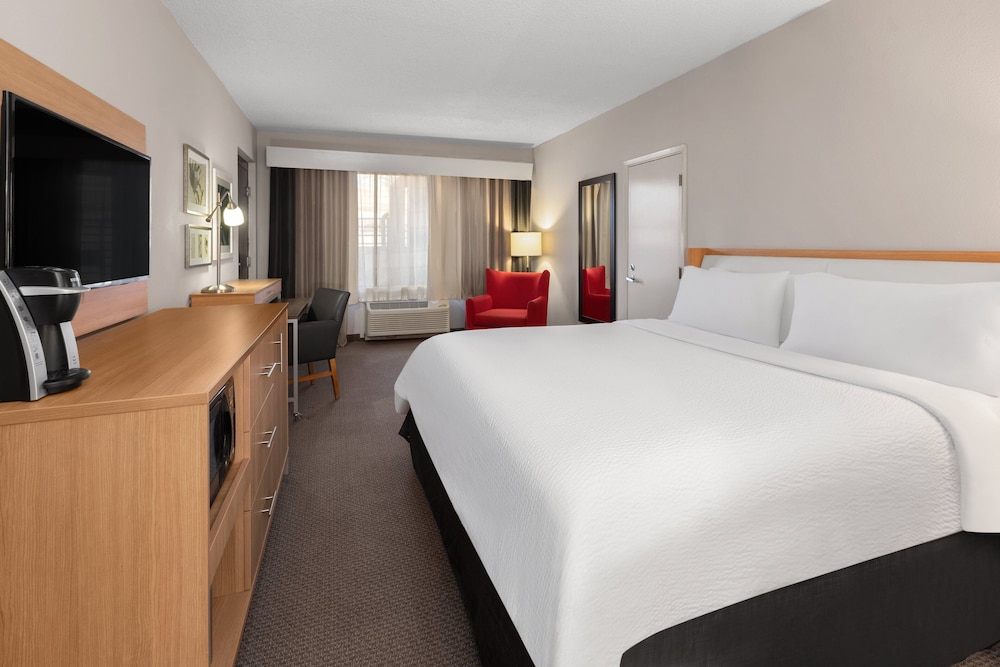 Standard Room, 1 King Bed, Accessible (Communications)
