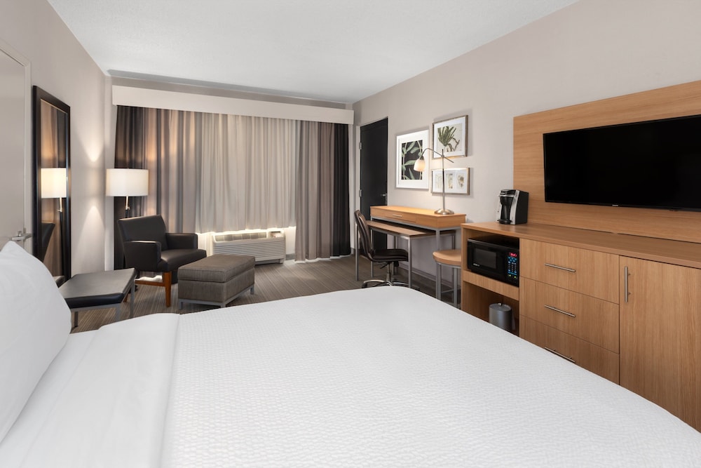 Standard Room, 1 Queen Bed, Accessible Bathtub (Communications)