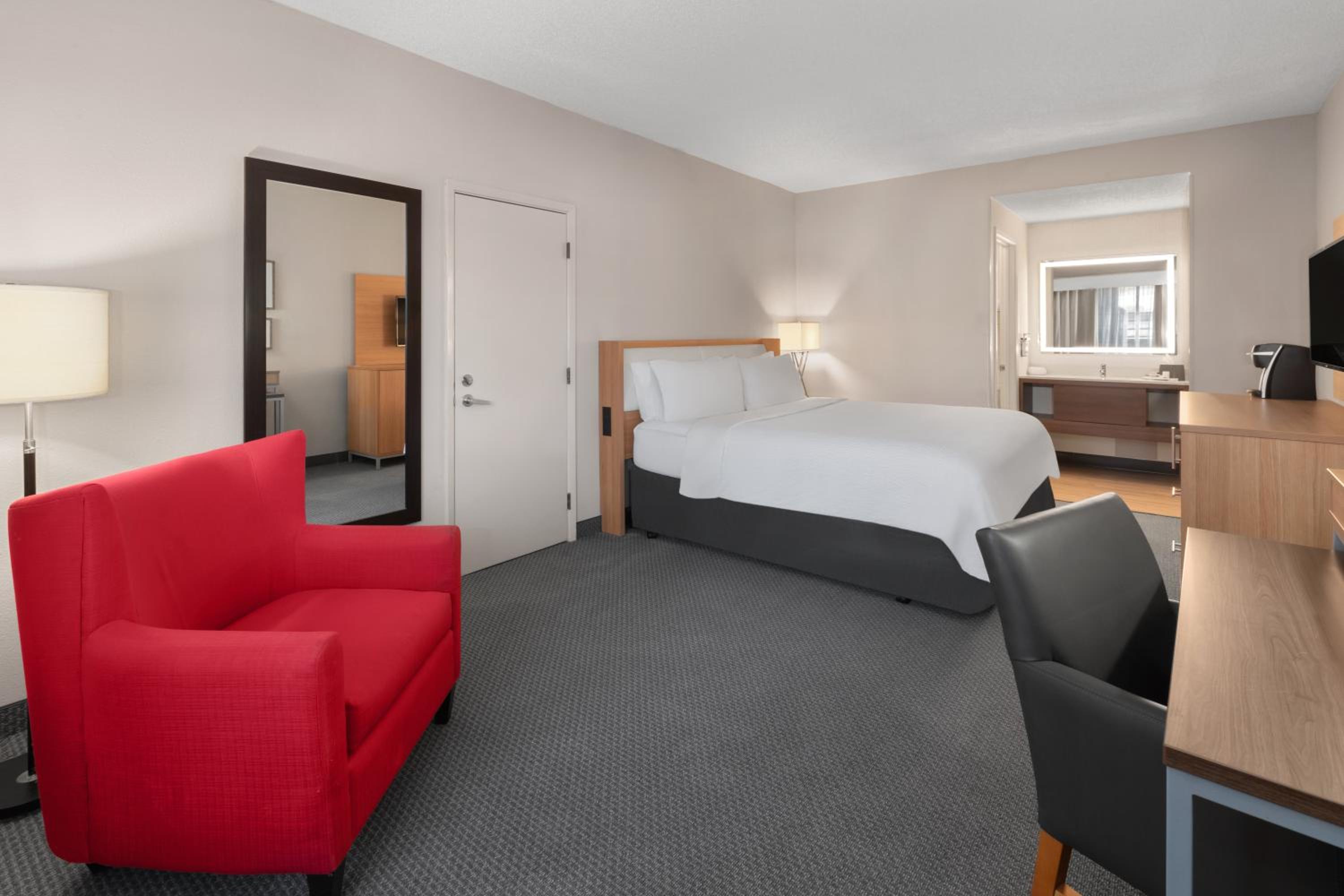 King Room - Hearing Accessible - Roll-in Shower