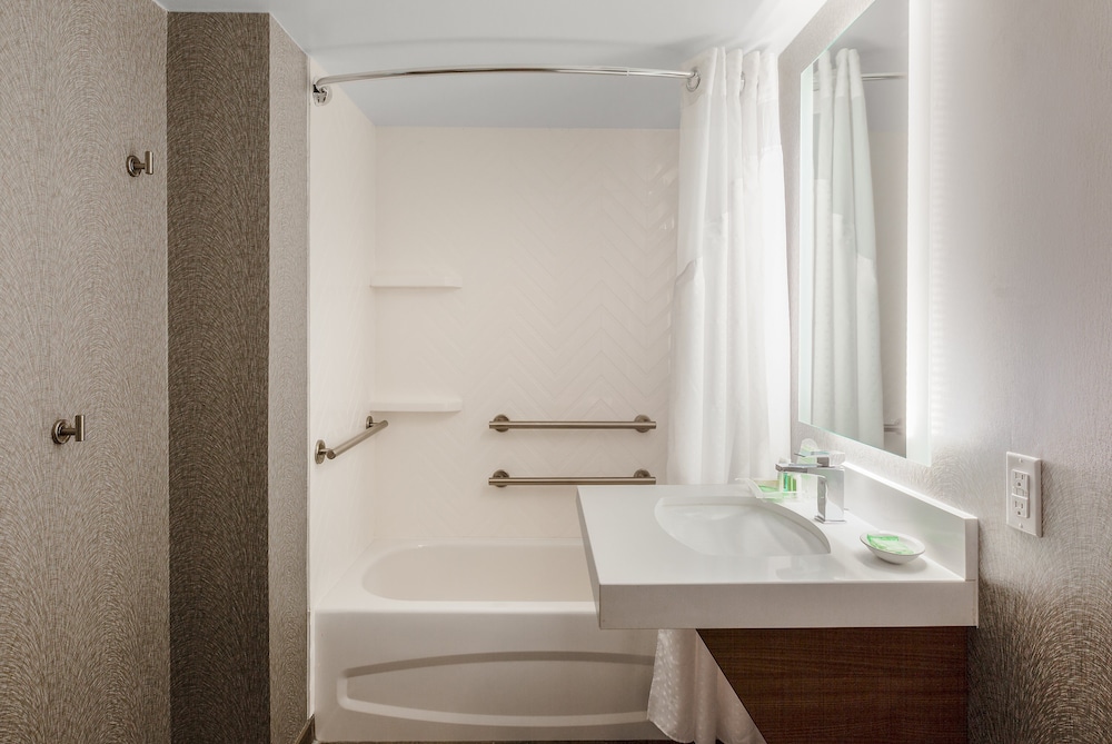 Standard Room, 2 Queen Beds, Accessible Bathtub (Communications)