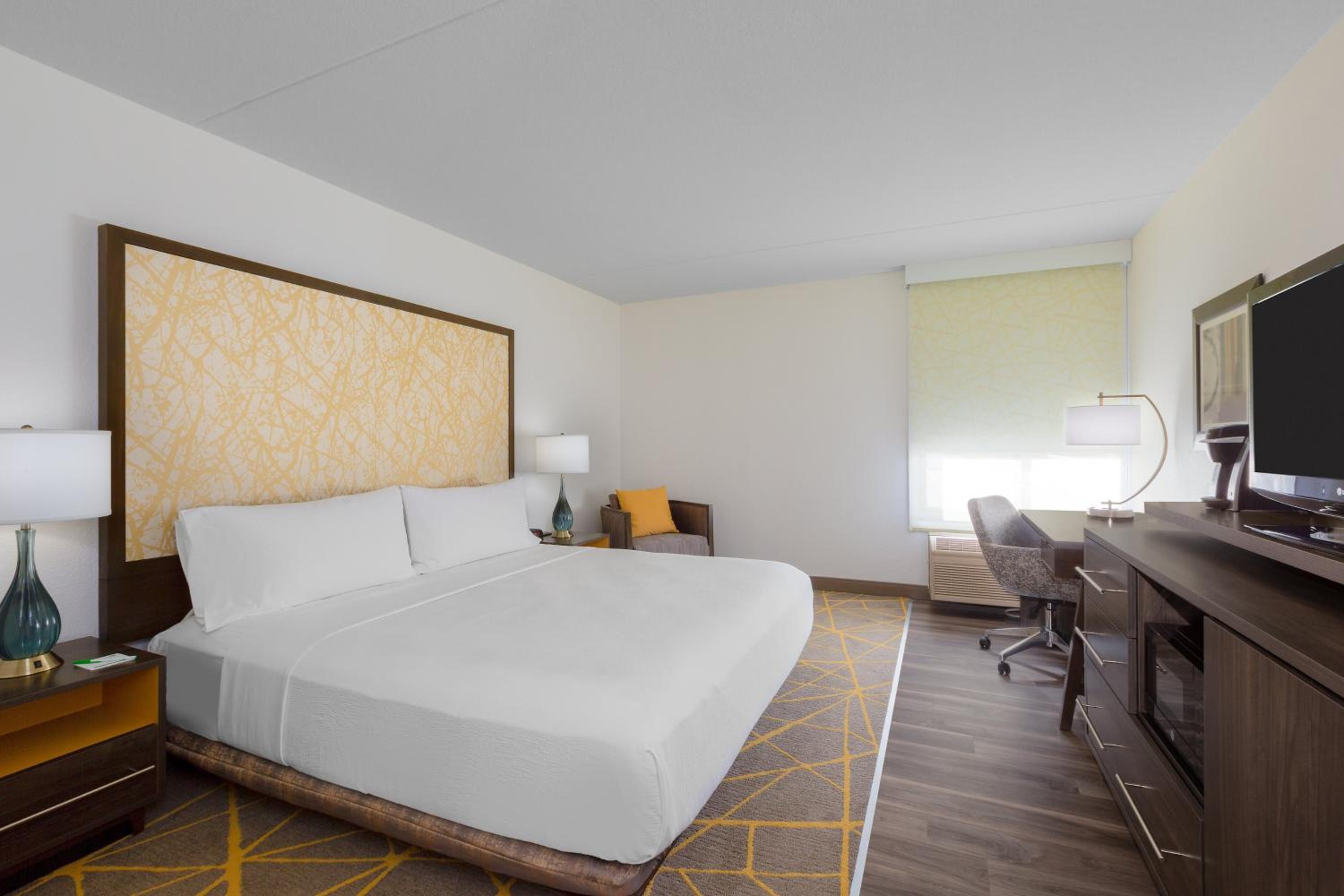 King Room - Mobility Access/Roll in Shower - Non-Smoking