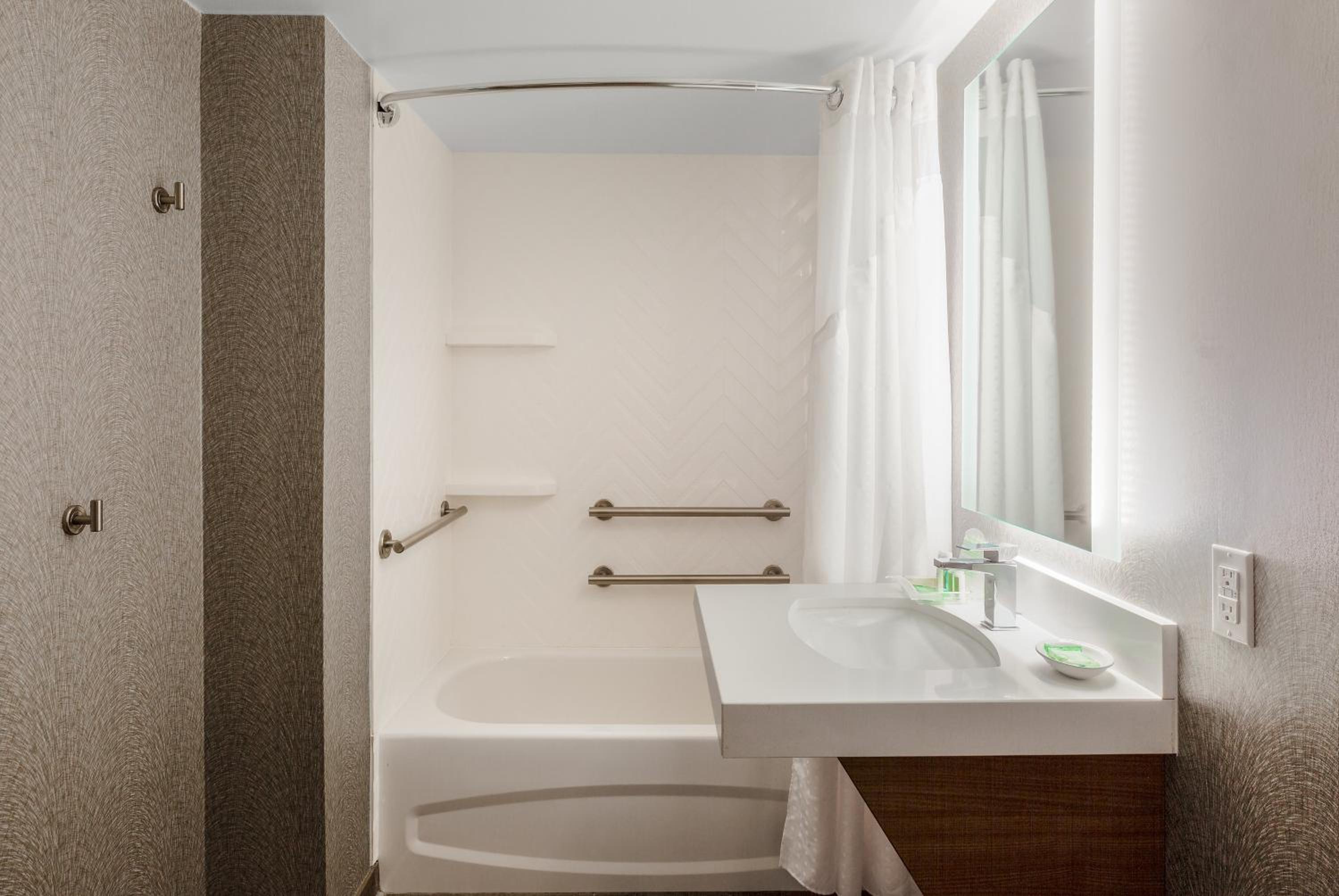 Queen Room with Two Queen Beds - Mobility Access Tub/Non-Smoking