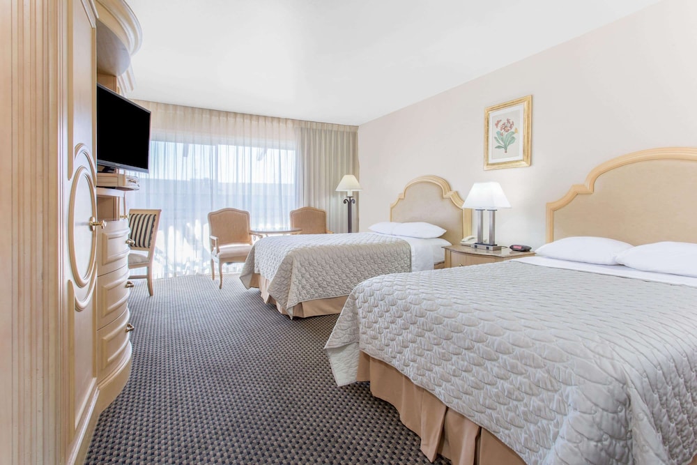 Room, 2 Double Beds, Non Smoking (Parking Lot View)
