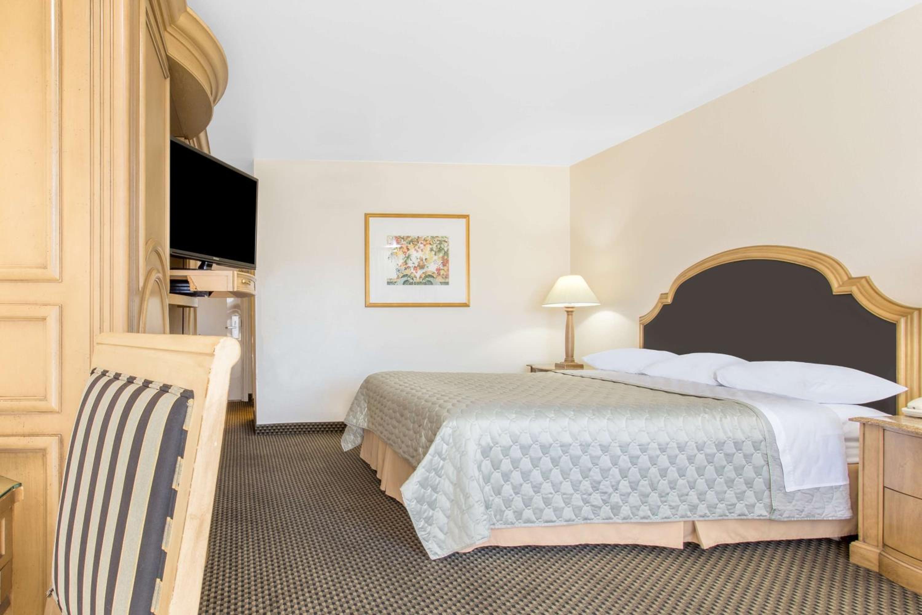 King Room with Courtyard View - Non-Smoking