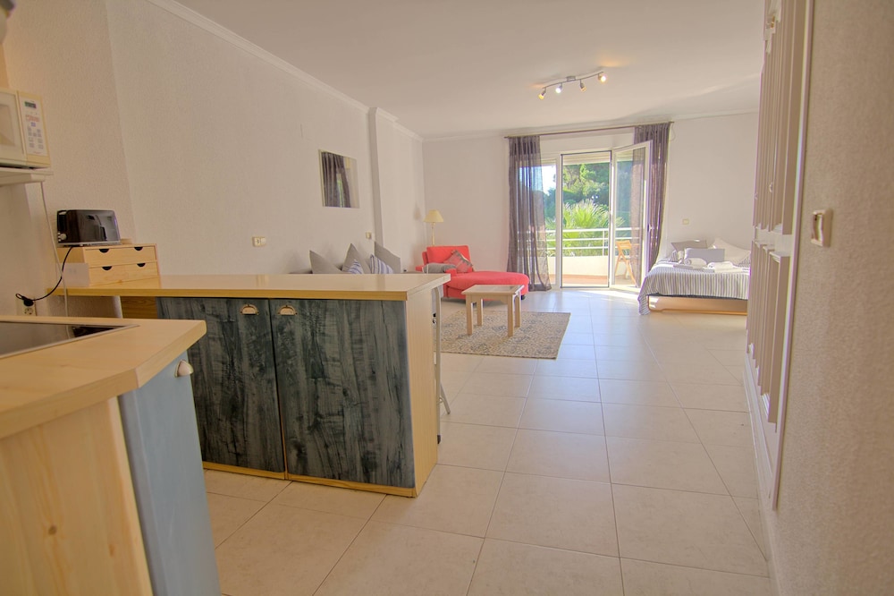 Studio, Balcony, Pool View (Luna Beach 101)