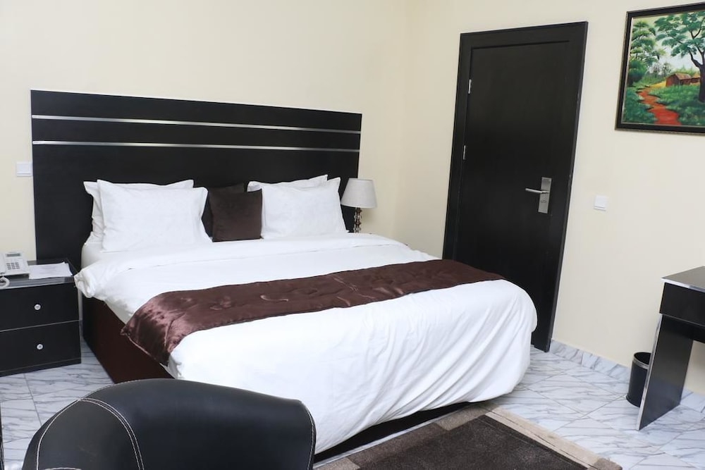 Executive Room, 1 Queen Bed, Non Smoking, Pool View