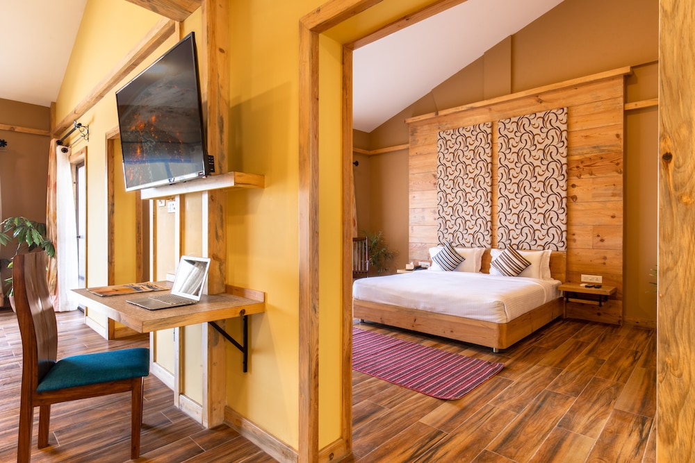 Royal Suite, 1 King Bed, Mountain View, Poolside