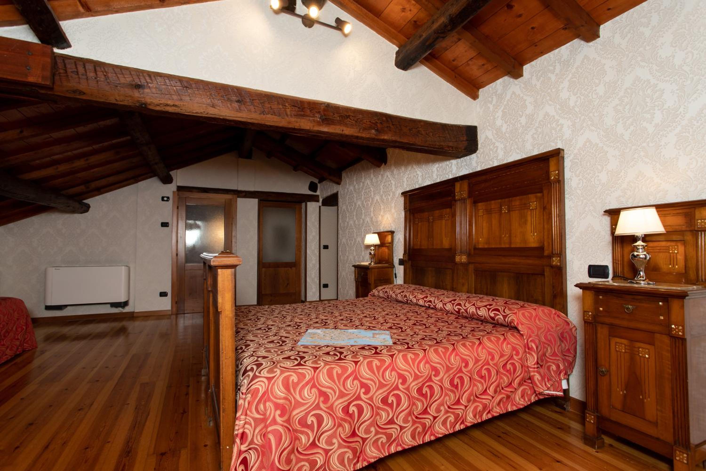 Deluxe Suite with Canal View