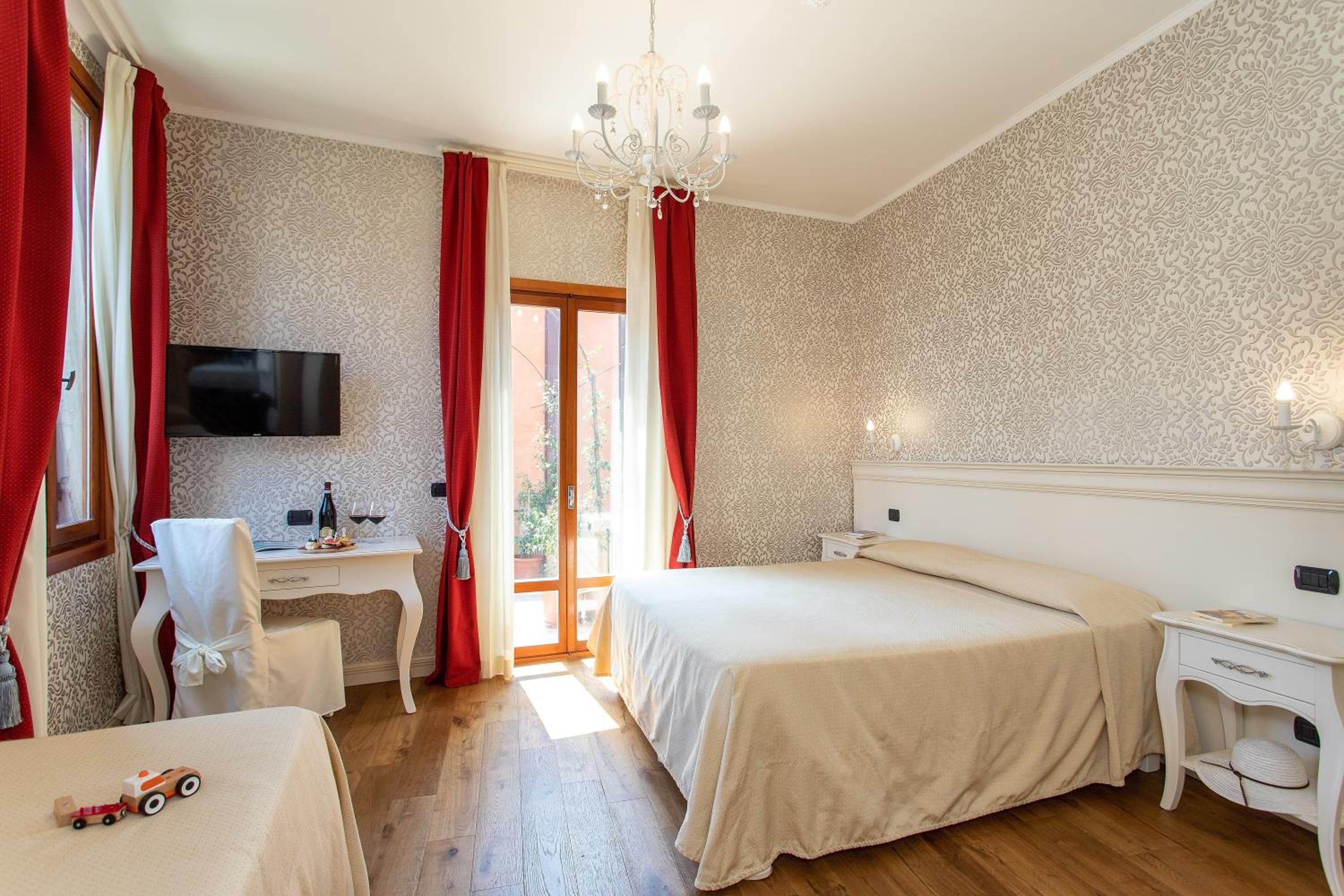 Suite with Terrace and Canal View