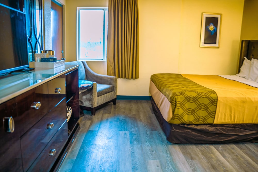 Standard Room, 1 King Bed, Smoking (2nd Floor)