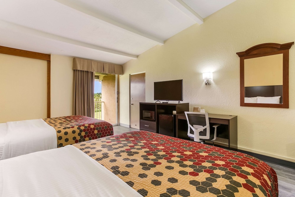 Standard Room, 2 Queen Beds, Smoking (1st Floor)