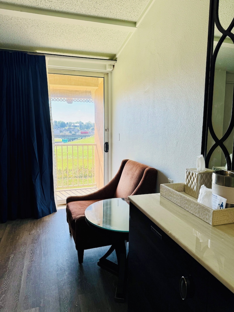 Standard Room, 1 King Bed, Smoking (1st Floor)