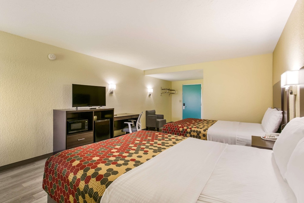 Standard Room, 2 Queen Beds, Non Smoking (1st Floor)
