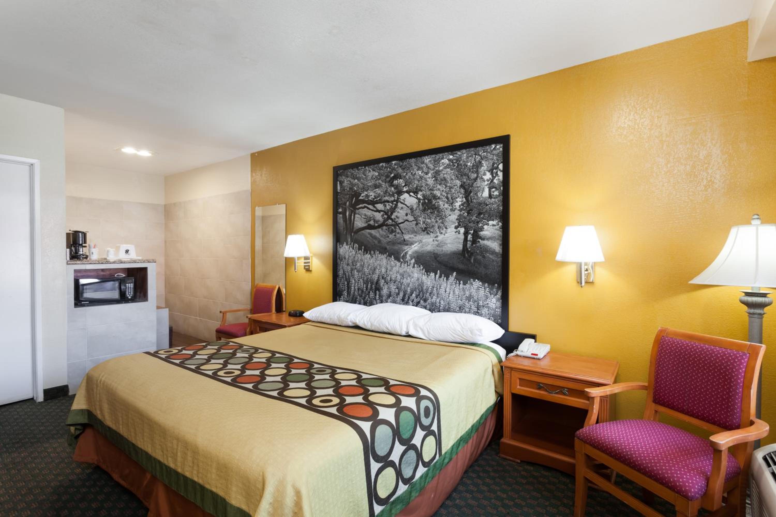 Deluxe King Room with Spa Bath- Smoking