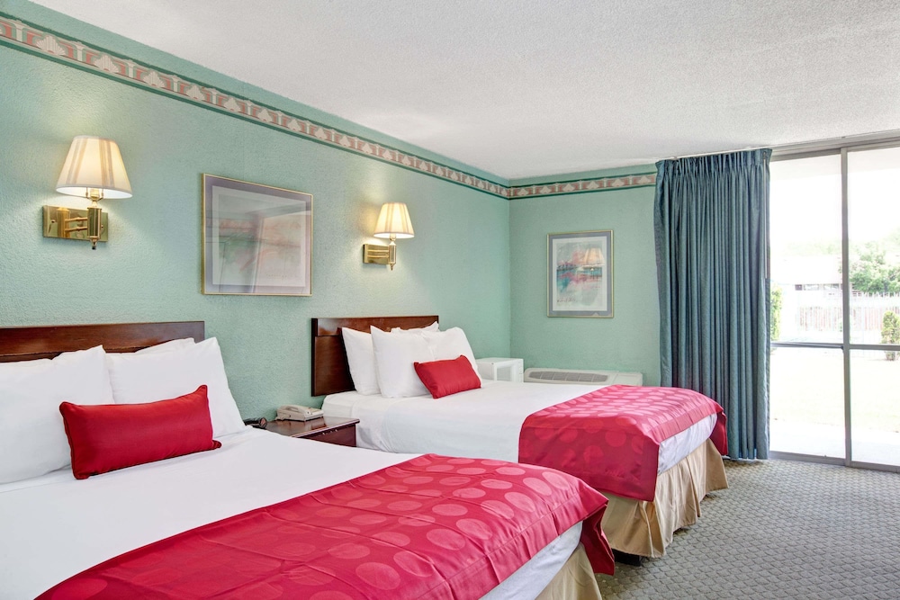 Room, 2 Queen Beds, Non Smoking