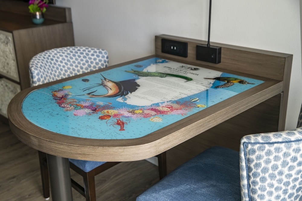Room, 1 King Bed, Balcony, Partial Ocean View (Mobility/Hearing Access, Roll-In Shwr)