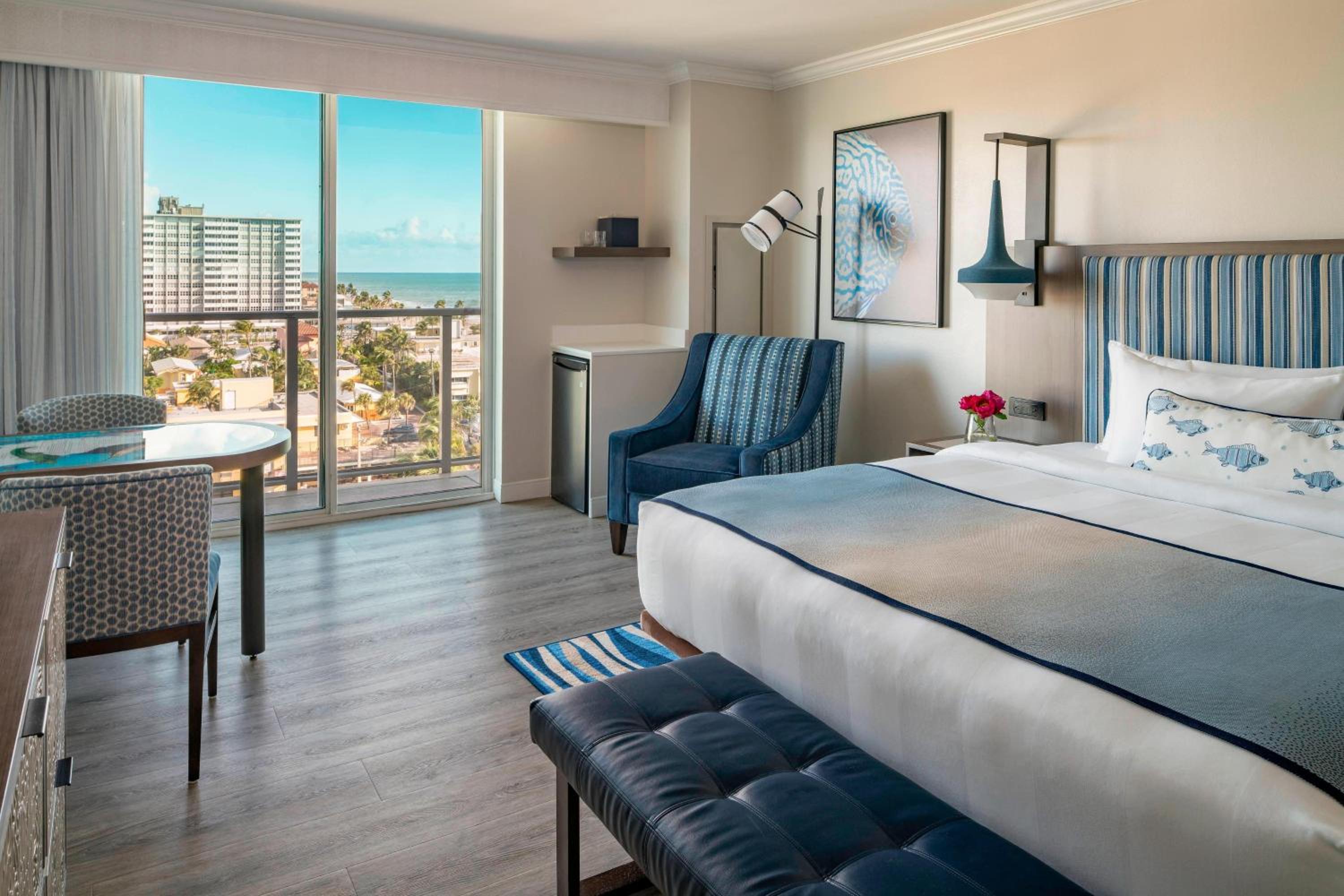 Guest room, 1 King, Partial ocean view, Balcony