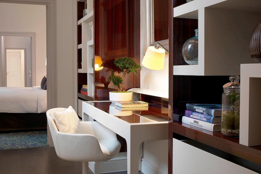 Suite, 1 King Bed (Garden View)