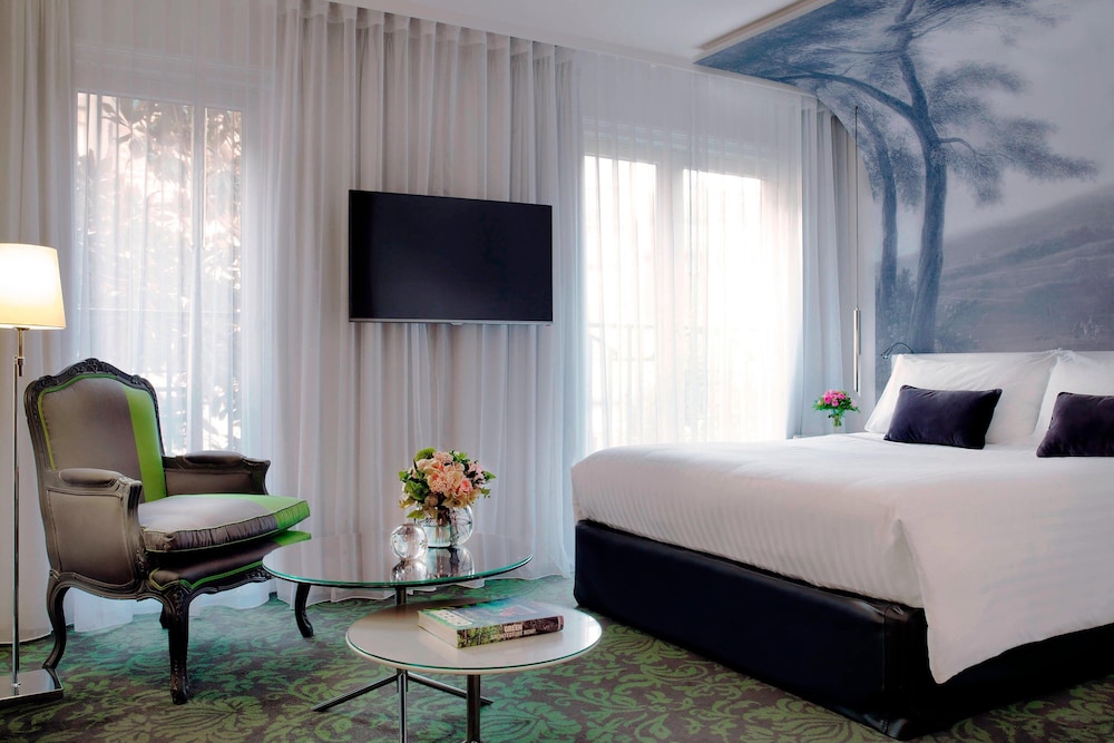 Junior Suite, 1 King Bed with Sofa bed