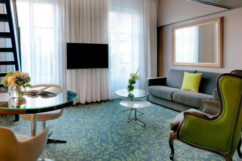Suite, 1 King Bed with Sofa bed, Garden View