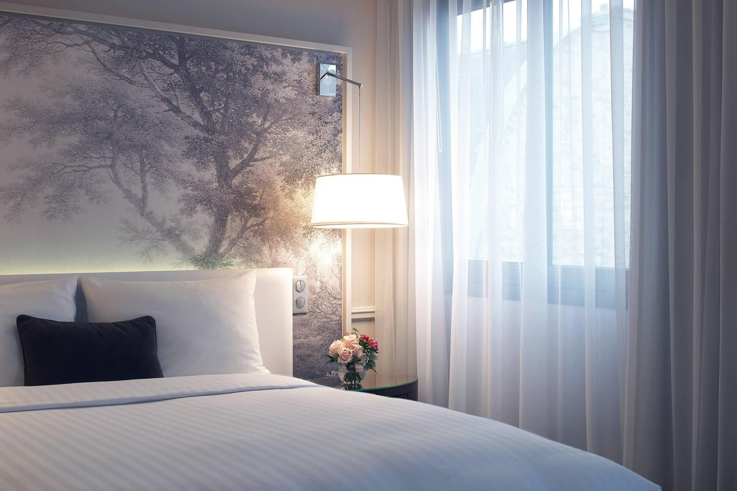 Deluxe Queen Room with Garden View