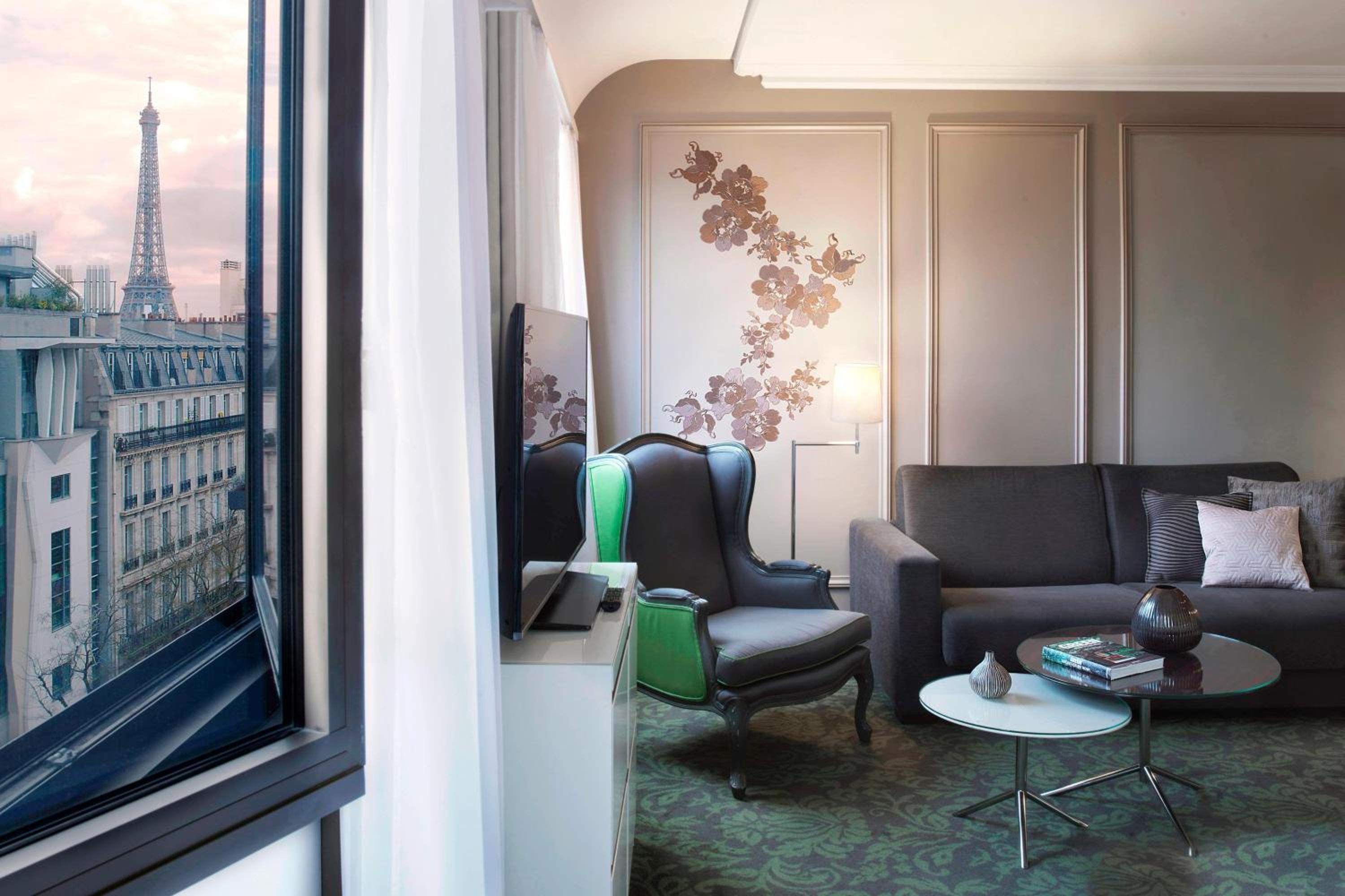 Junior Suite with Eiffel Tower View