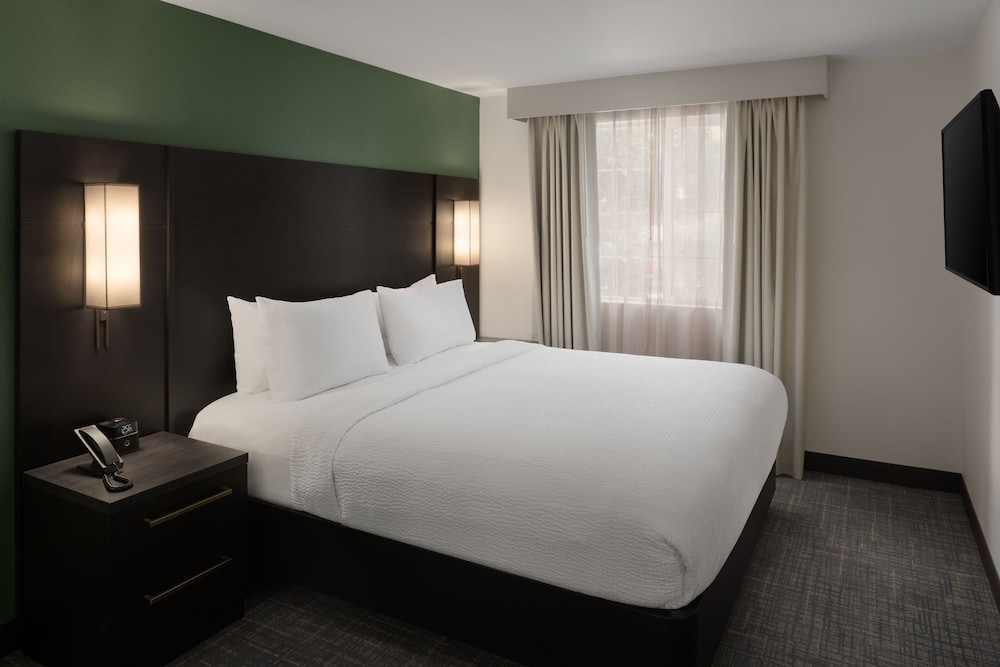 Suite, 2 Bedrooms, Fireplace (Mobility/Hearing Access, Roll-In Shwr)