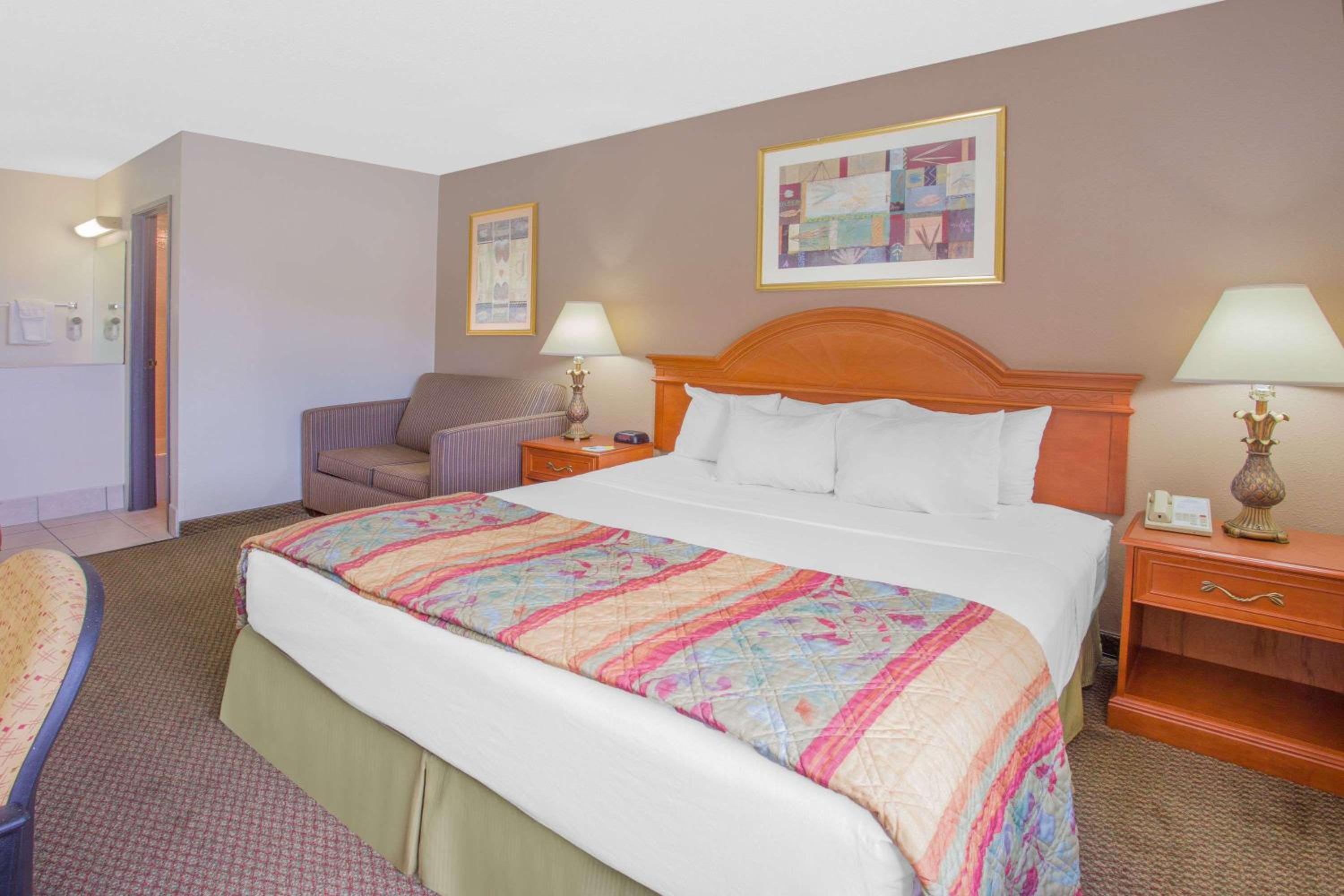 King Room - No Elevator/Non-Smoking