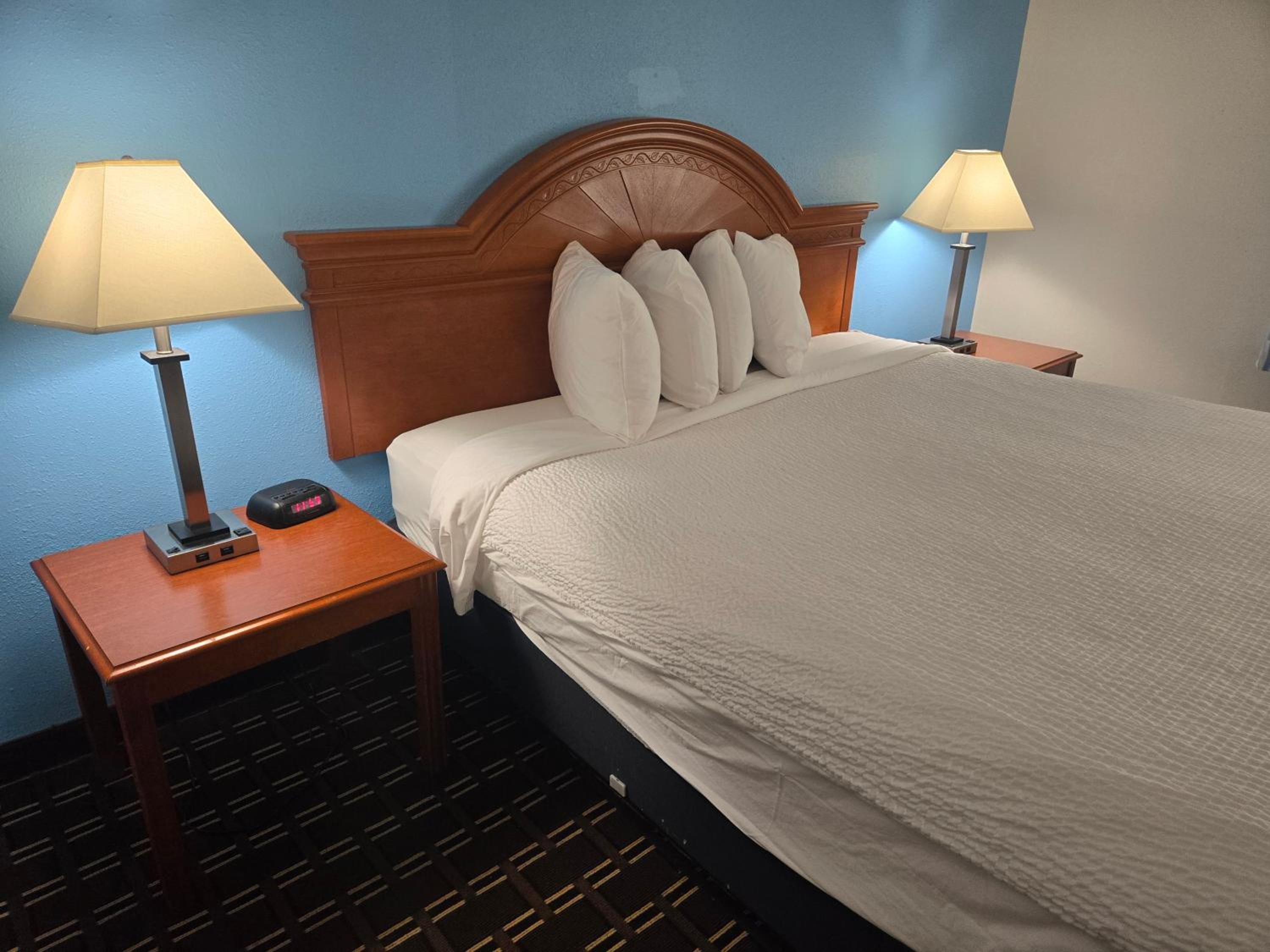 Queen Room - No Elevator/Non-Smoking