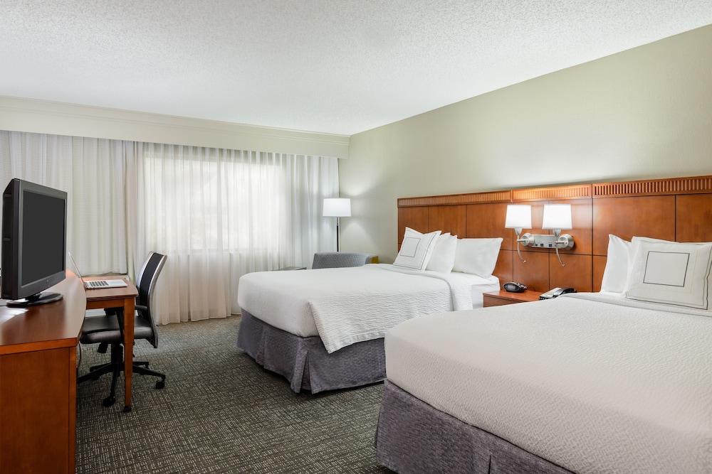 Room, 2 Queen Beds (Mobility/Hearing Access, Roll-In Shwr)