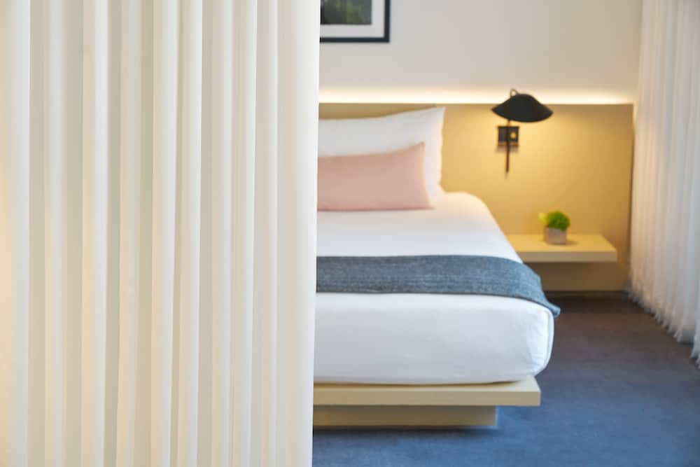 Junior Studio Suite, 1 King Bed, Accessible Bathtub