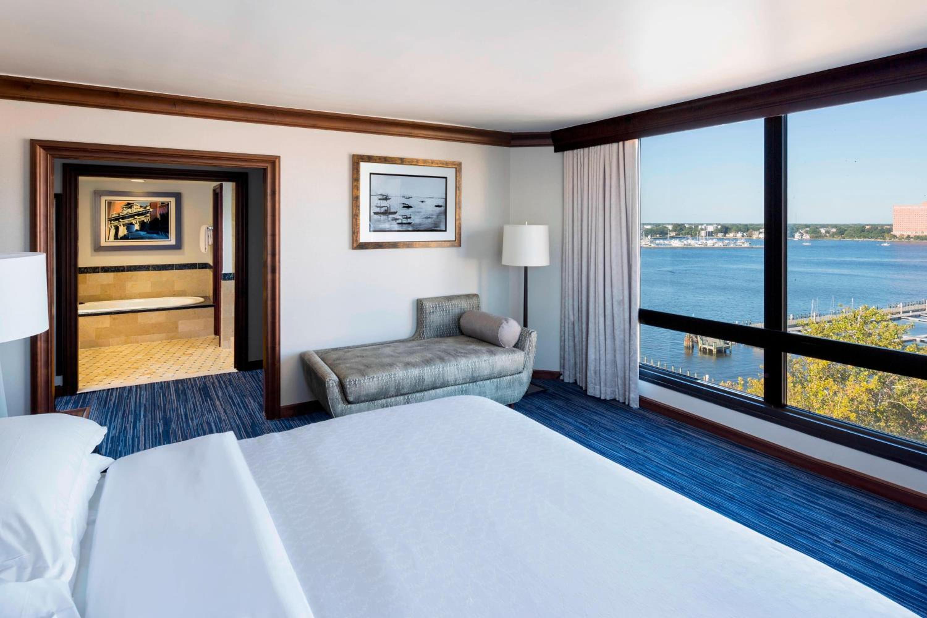 Presidential King Suite with Sofa Bed - Club Lounge Access