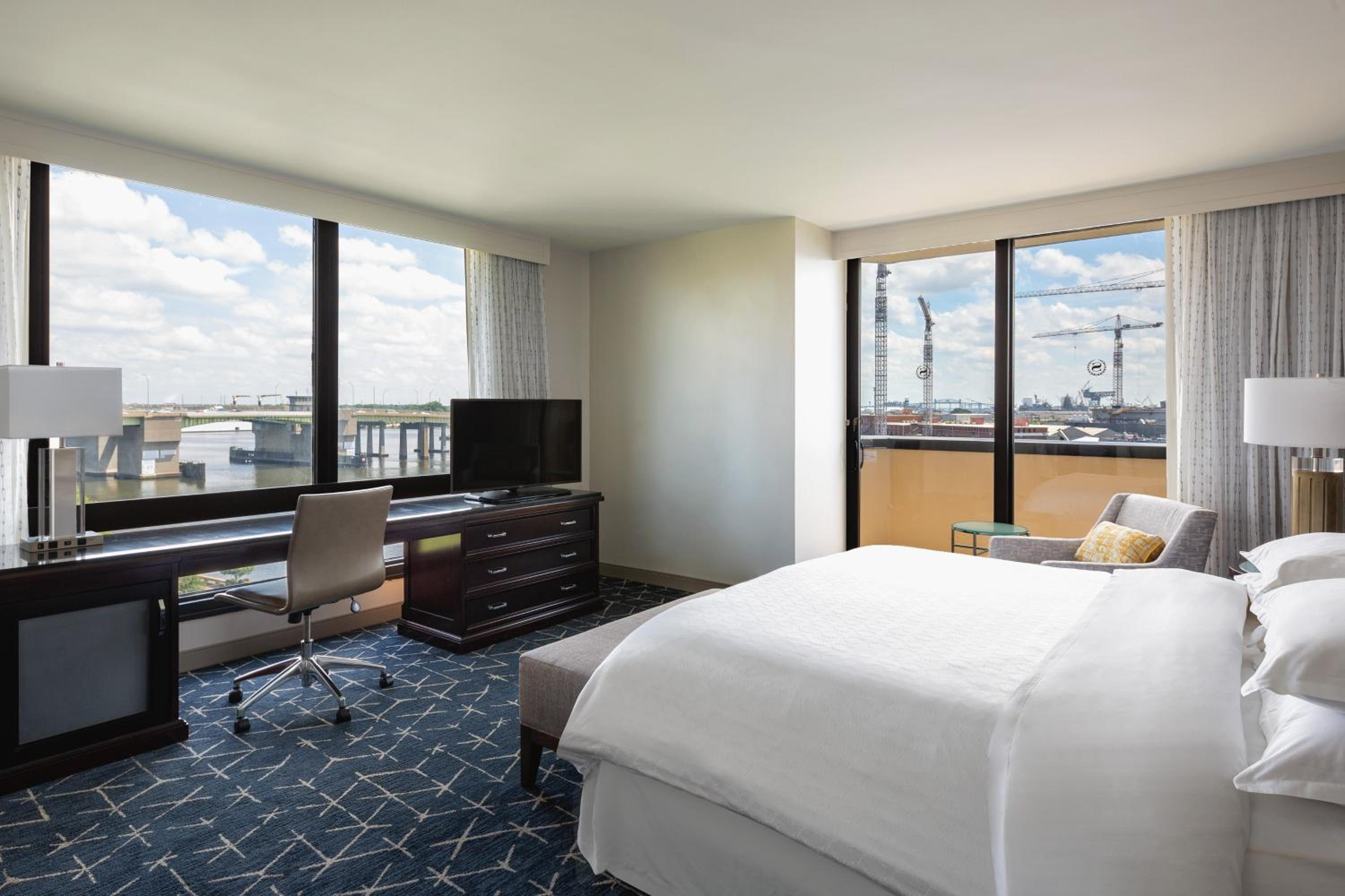 Guest room, 1 King, Corner room, Balcony
