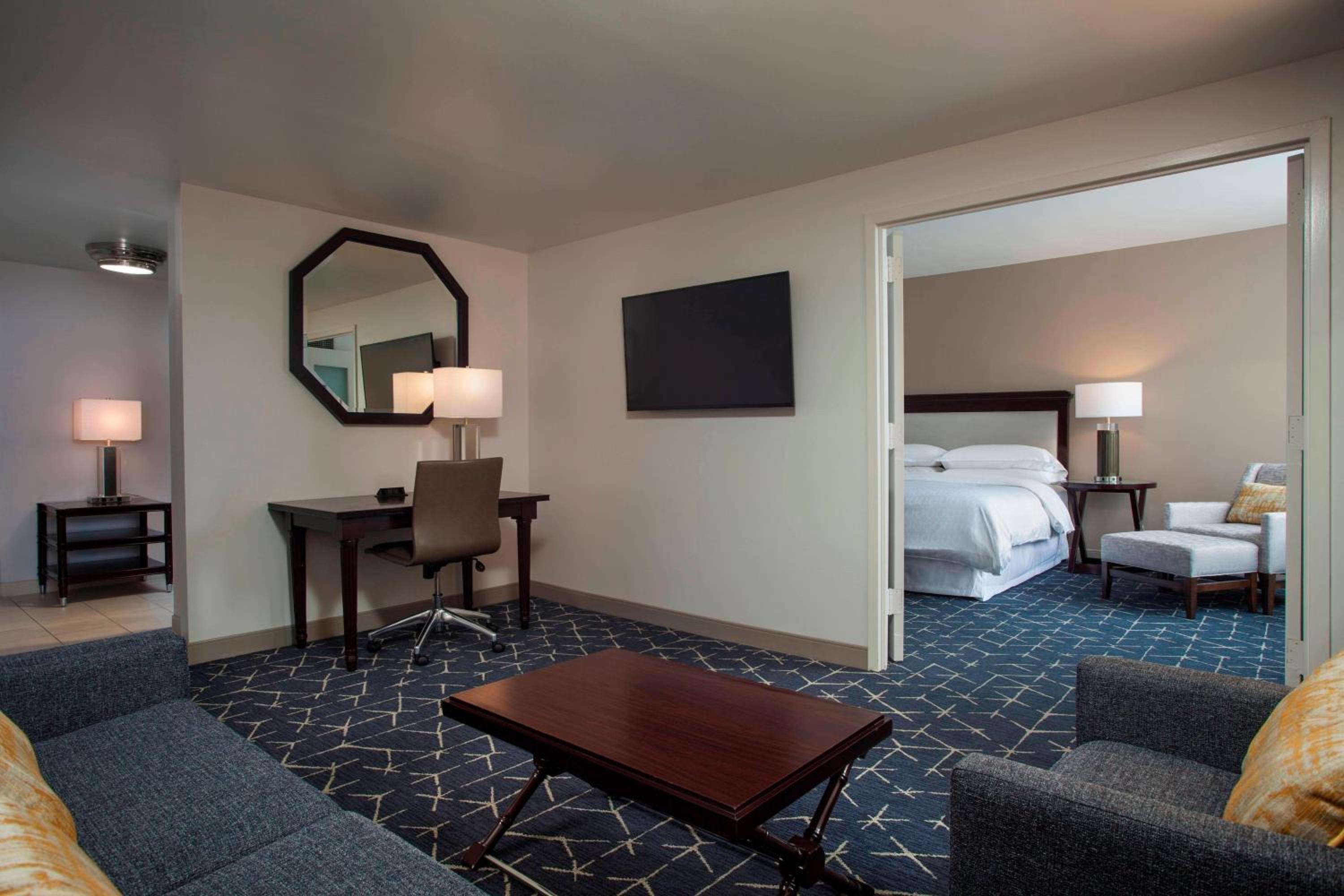Club lounge access, Suite, 1 King, City view, WEST