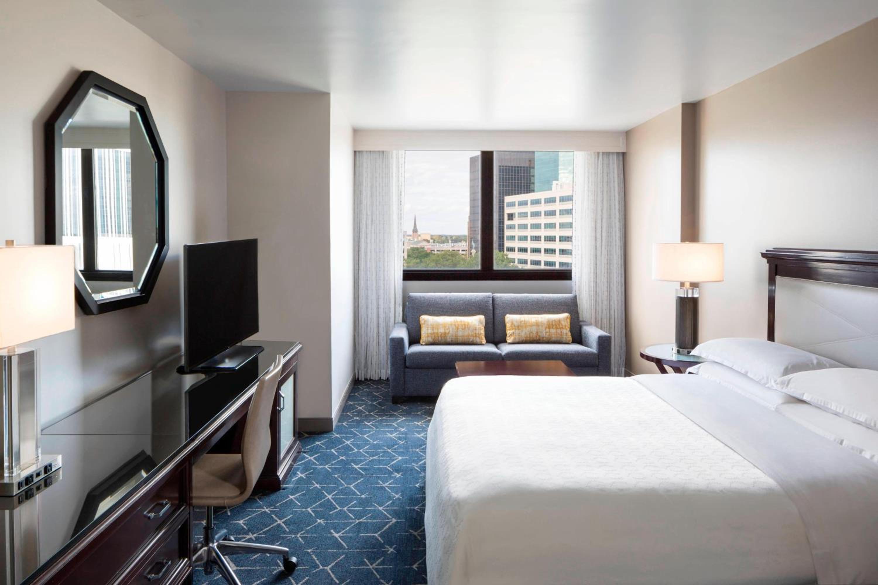 Deluxe King Room with City View and Tub - Mobility Accessible