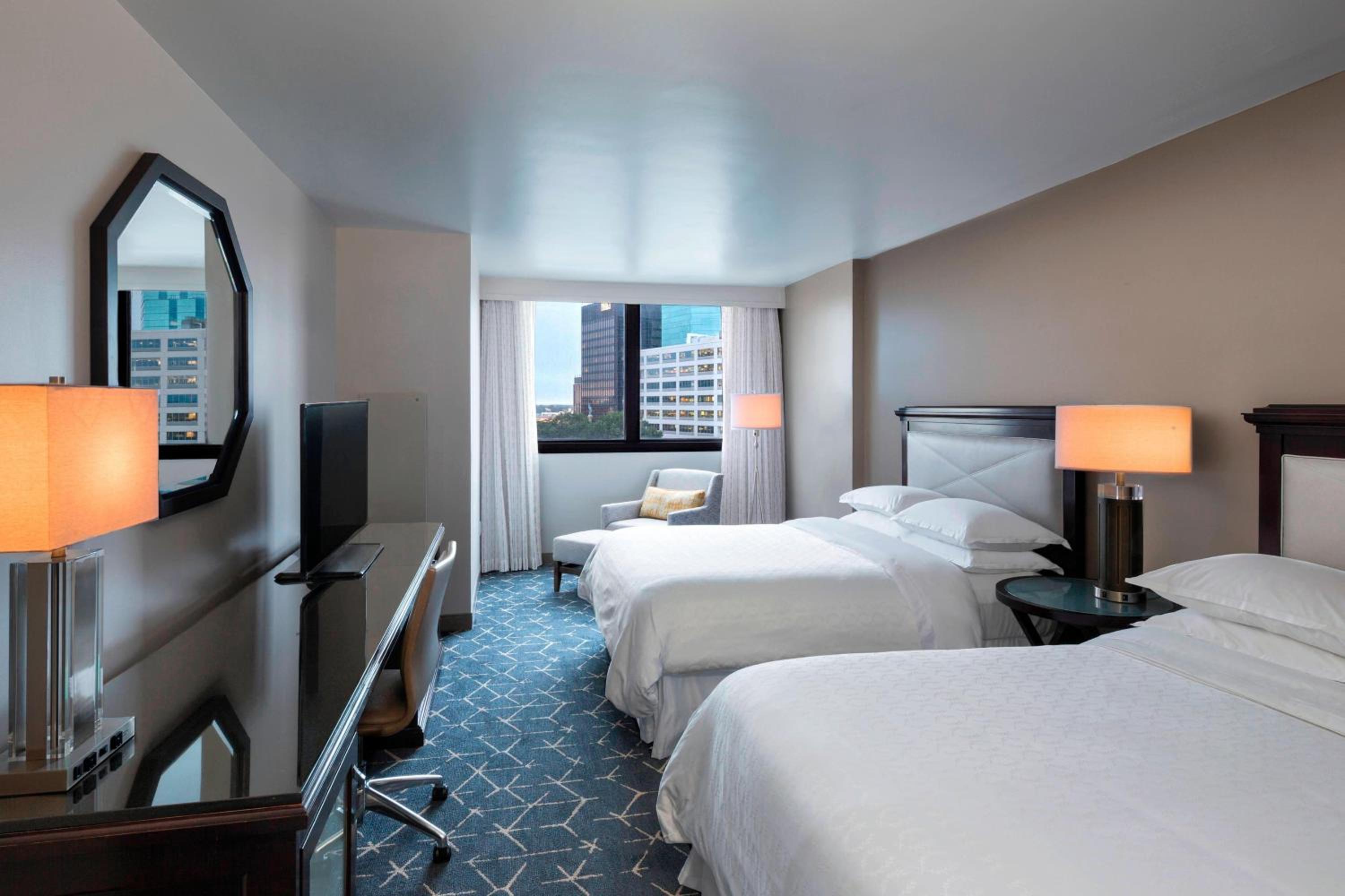 Deluxe Queen Room with City View - Hearing Accessible