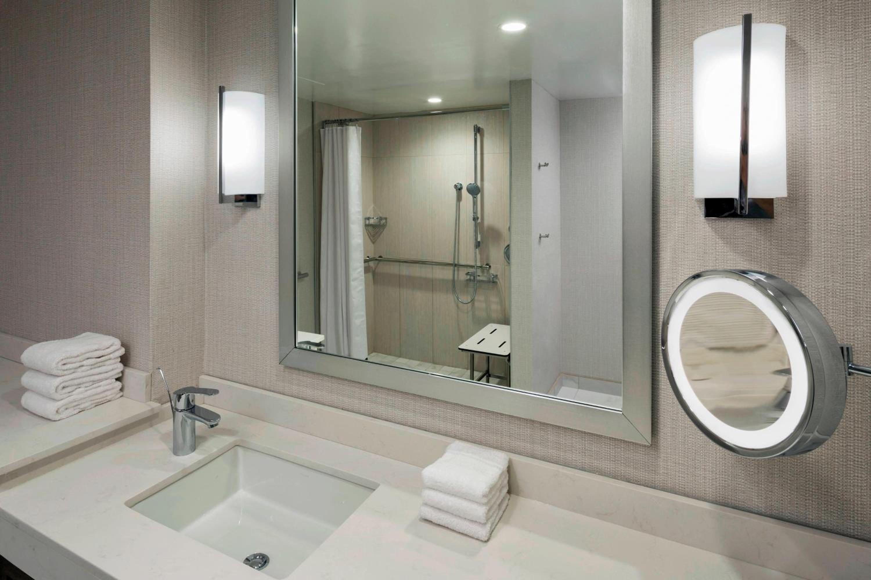 Deluxe King Room with City View and Roll-In Shower - Mobility Accessible