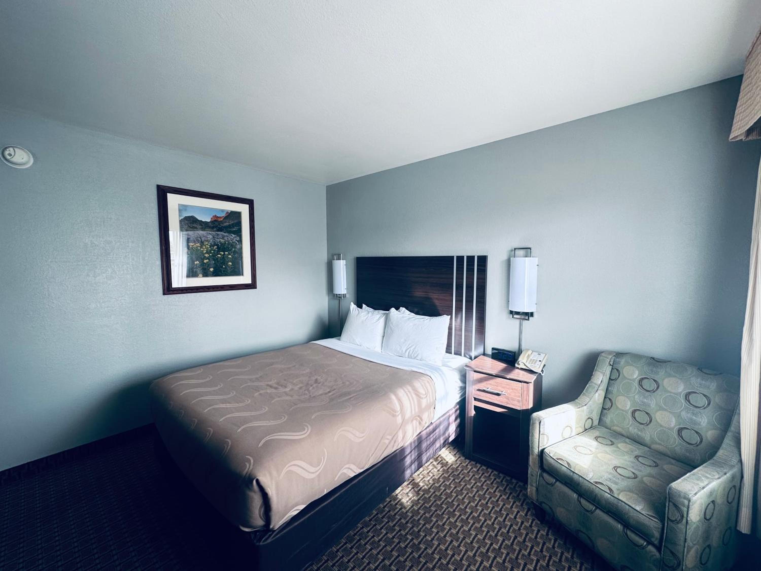 Queen Room - Non-Smoking