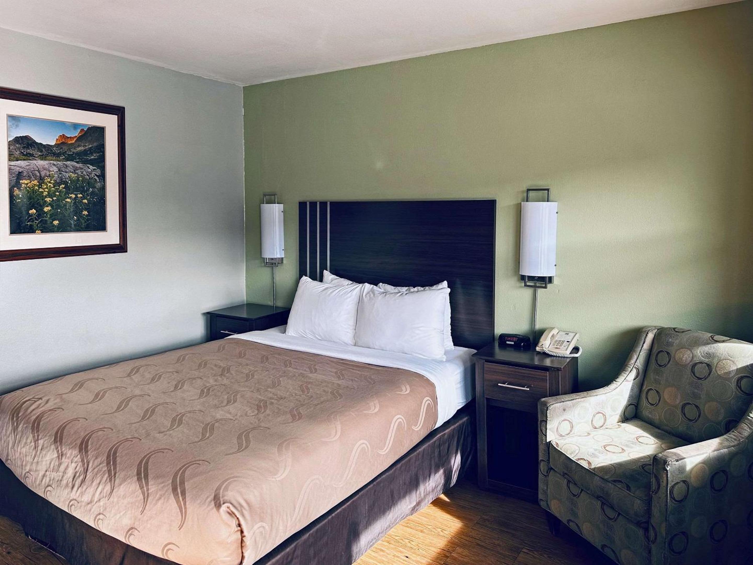 Queen Room - Non-Smoking/Pet Friendly
