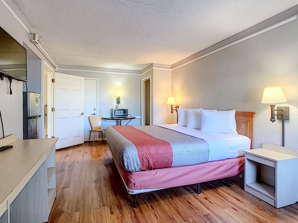 Room, 1 King Bed, Smoking