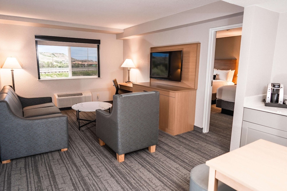 Suite, 1 King Bed with Sofa bed, Non Smoking, Refrigerator (with Sofabed)