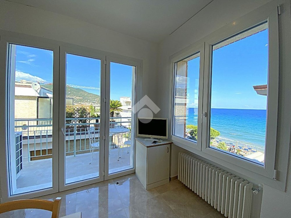 Classic Apartment, 1 Bedroom, Beachfront