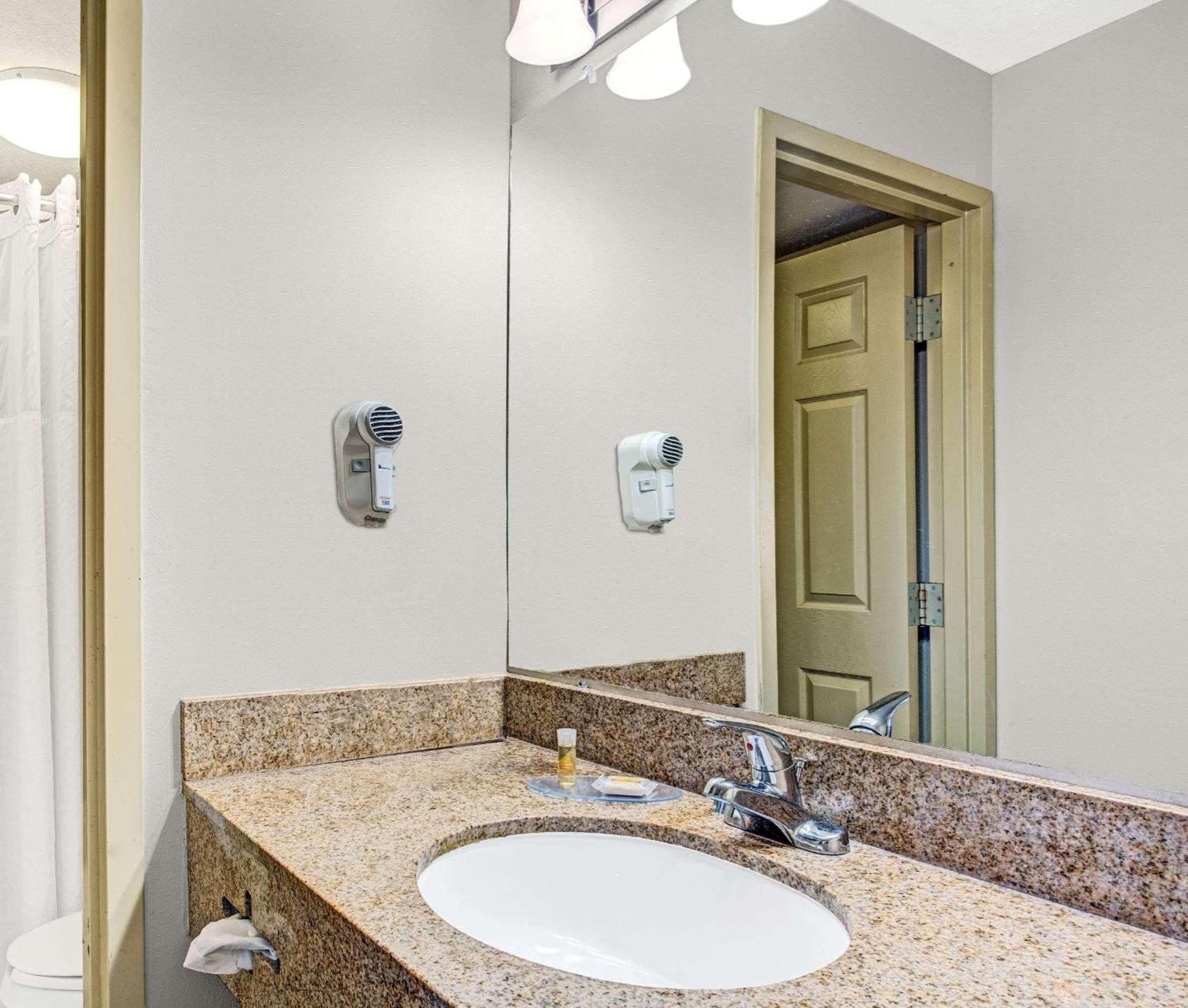 Queen Room with Roll-In Shower - Mobility Accessible/Non-Smoking