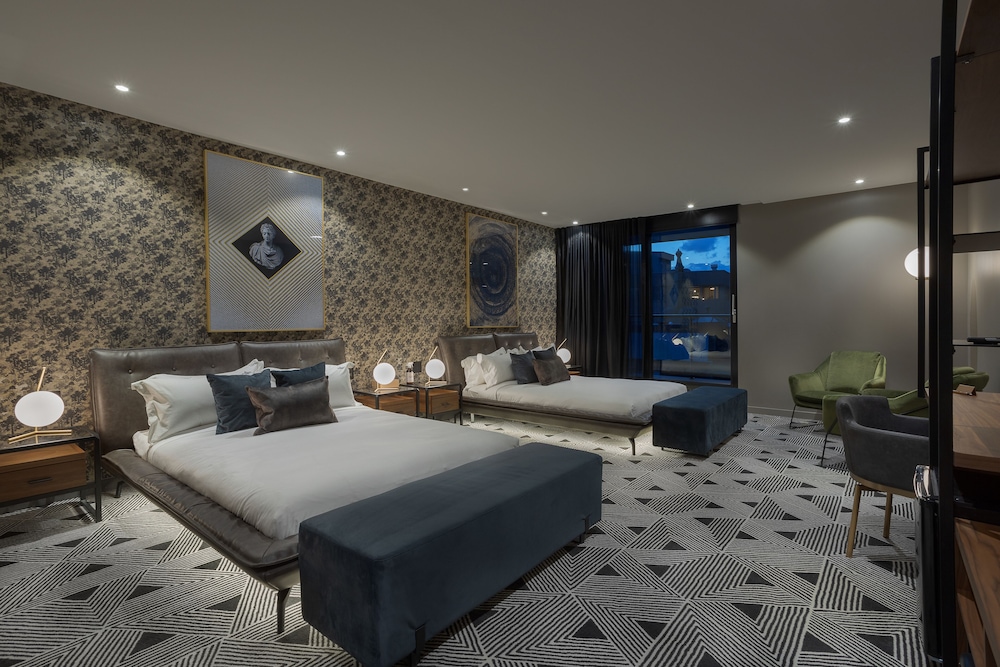 Superior Quadruple Room, 2 Queen Beds, Non Smoking