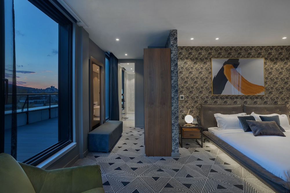 Executive Suite, 1 King Bed, Non Smoking, City View