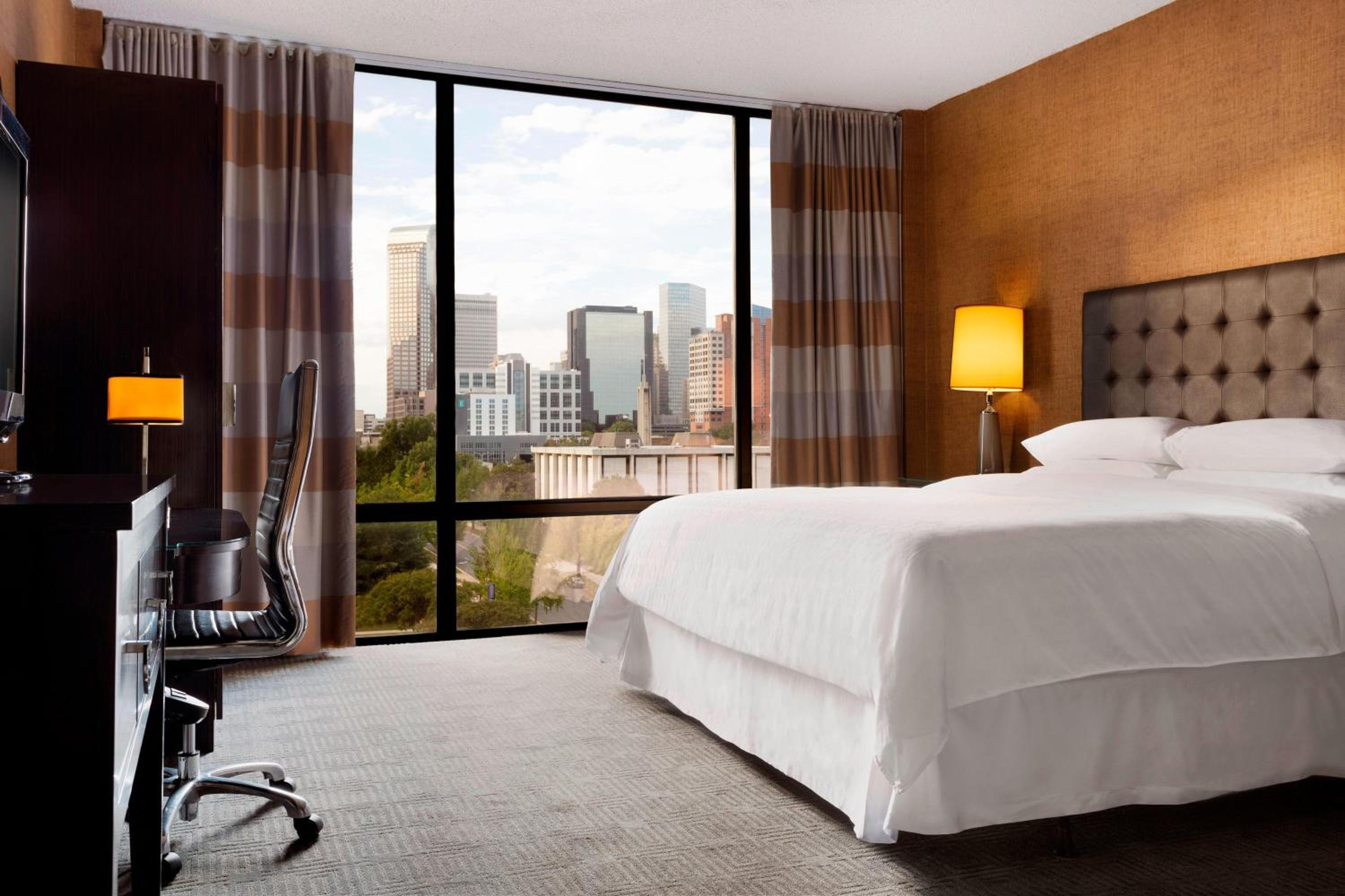 Guest room, 1 King, City view